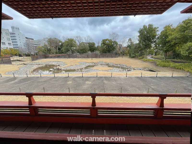 平城京左京三条二坊宮跡庭園　復原建物から見る池の風景