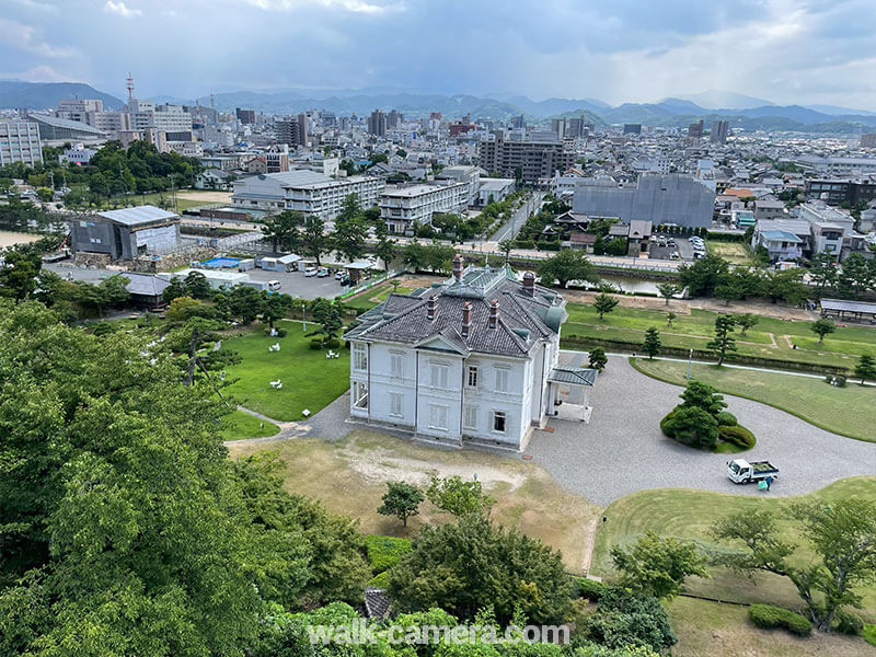 鳥取城跡から見る仁風閣