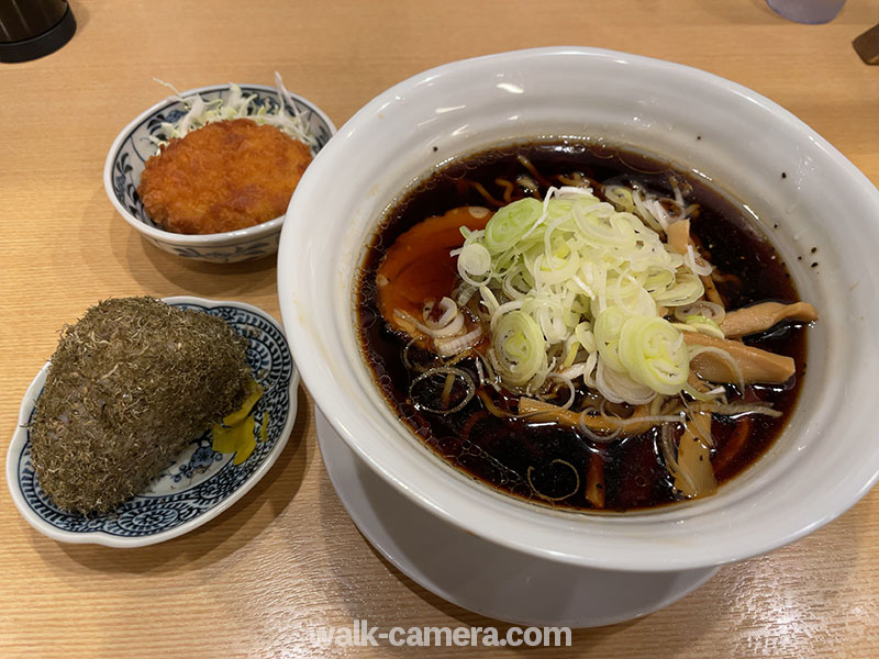 高岡駅　「らぁめん次元」　富山ブラックラーメン