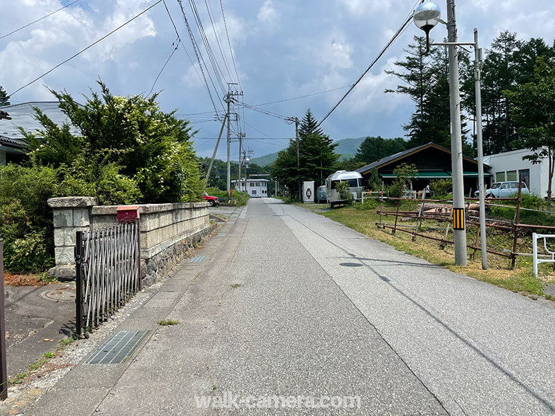 清里駅から千ヶ滝への道（グラタン専門店がある通り）