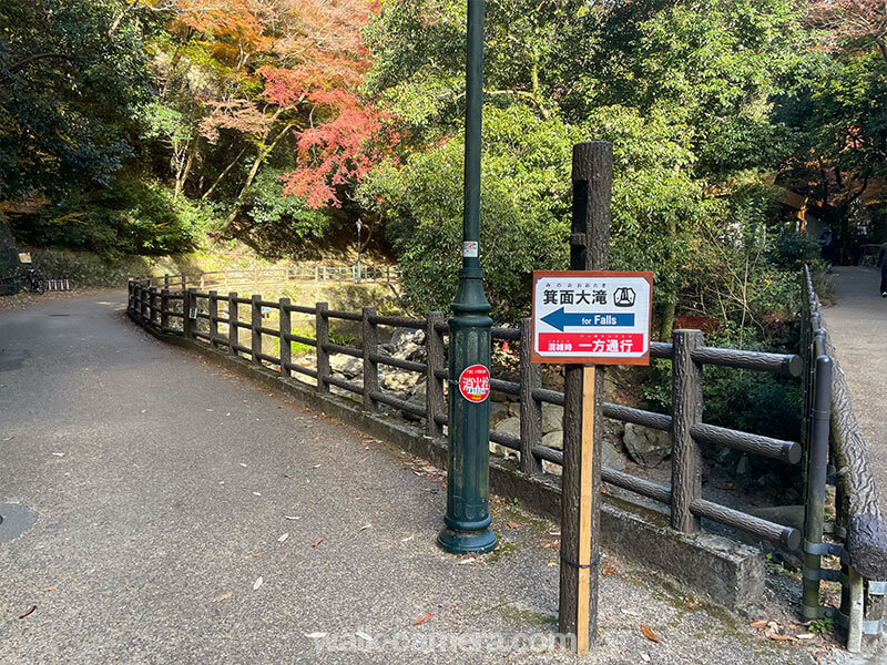 箕面の滝への案内標識