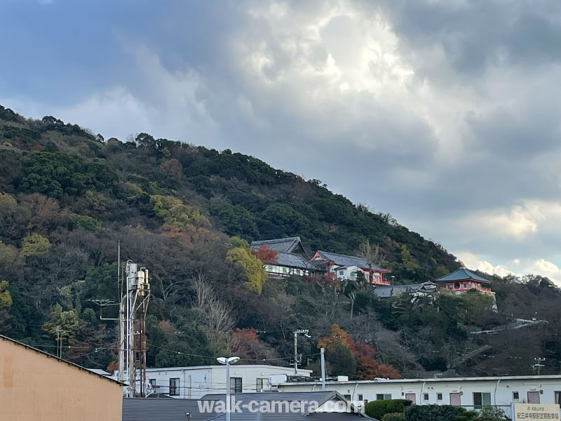 紀三井寺駅から見える紀三井寺の写真