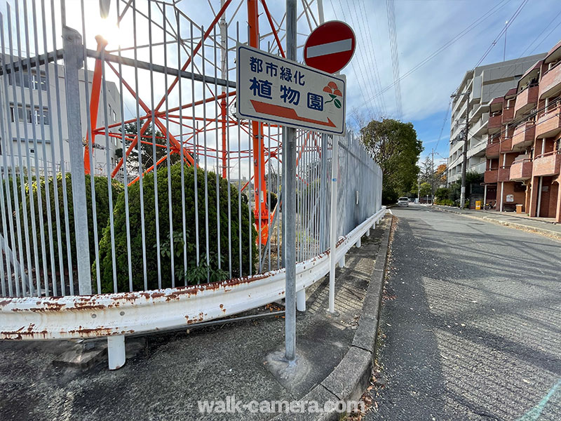 緑地公園駅への案内標識