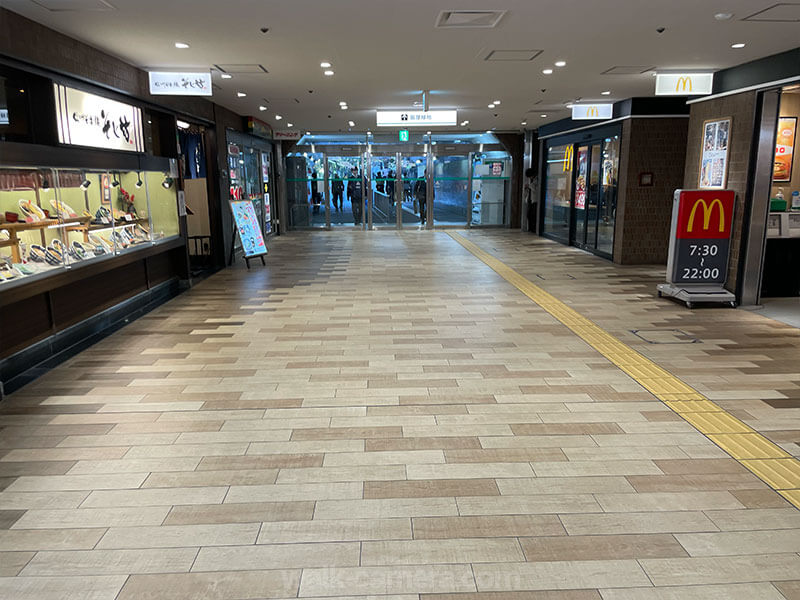 緑地公園駅 西側出口 駅ビル