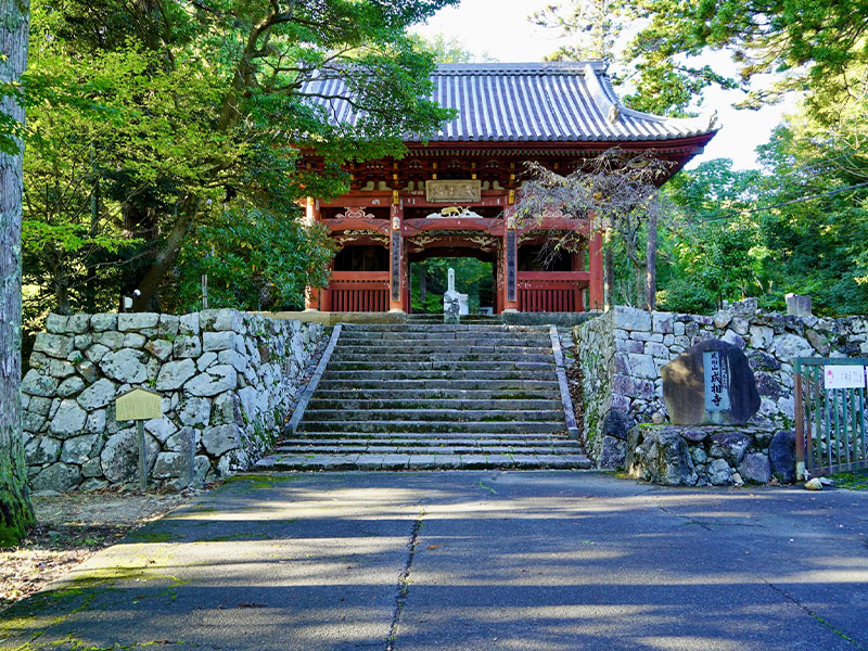 成相寺の山門に到着