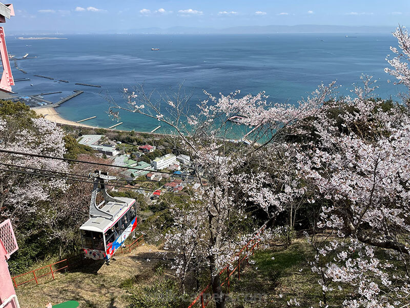 須磨浦ロープウェイに乗って須磨浦山上遊園にアクセス可能