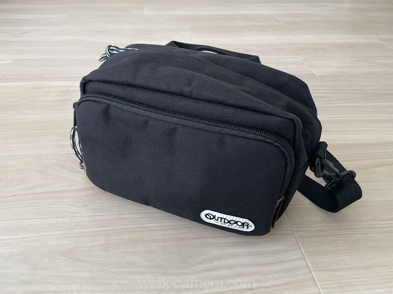 OUTDOOR PRODUCTS カメラショルダーバッグ03 2.5Lのサイズ感