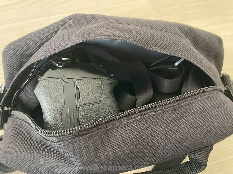OUTDOOR PRODUCTS カメラショルダーバッグ03にOM-1とM.ZUIKO DIGITAL ED 90mm F3.5を収納した画像