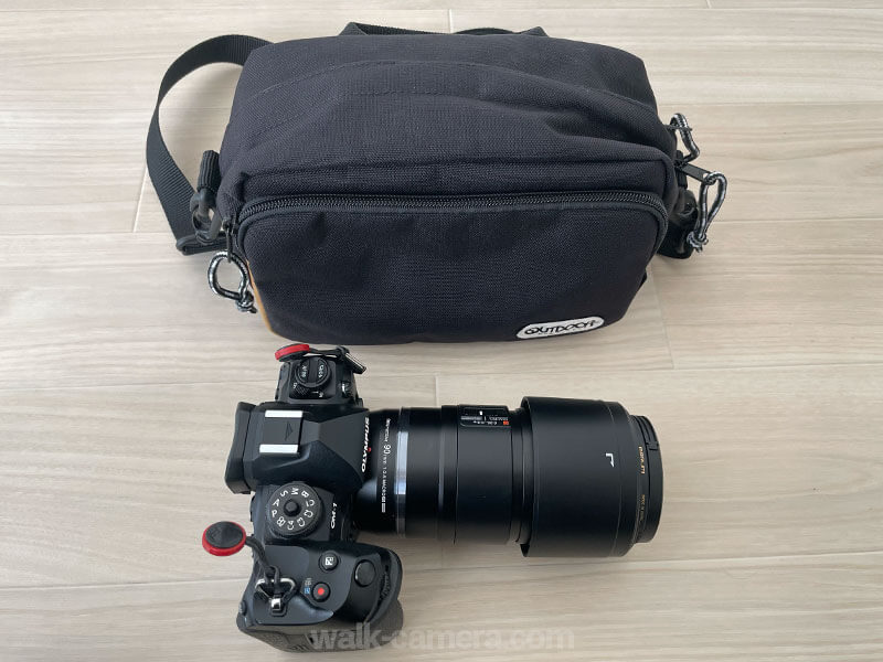 OUTDOOR PRODUCTS カメラショルダーバッグ03とOM SYSTEM OM-1を並べた画像