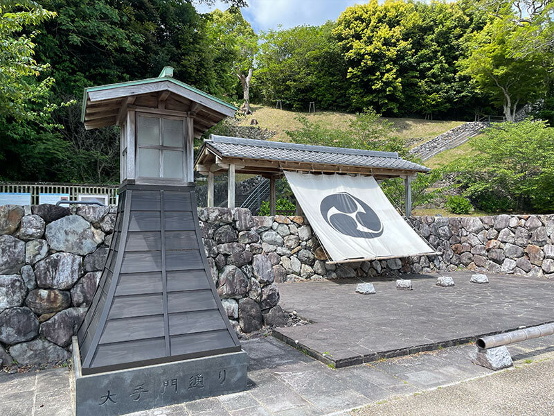 鳥羽城跡（城山公園）三ノ丸広場 九鬼家の家紋「三頭右巴」