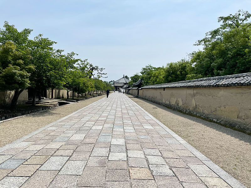 法隆寺の東院伽藍（夢殿）に続く参道