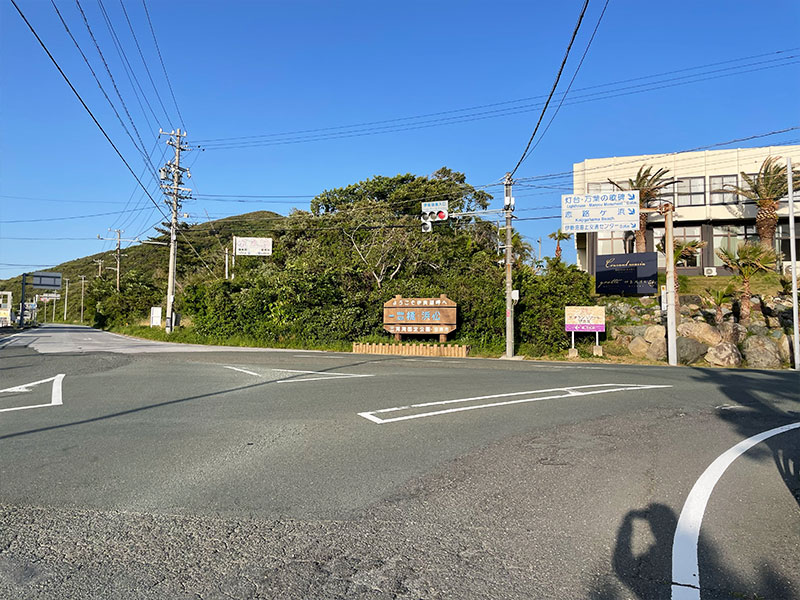 恋路ヶ浜から伊勢湾フェリー乗り場への案内標識
