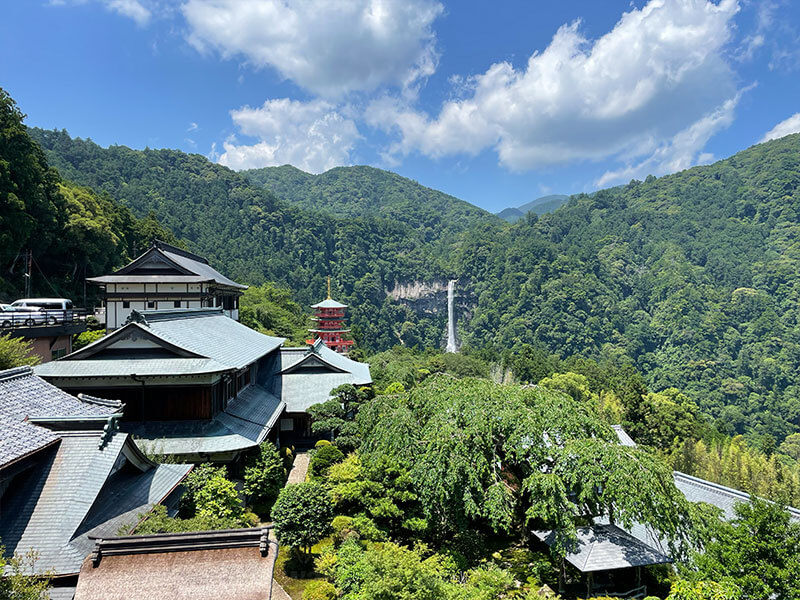 青岸渡寺から見る 那智の滝
