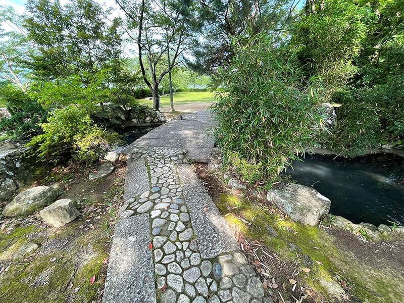新宮城跡（丹鶴城公園）庭園と鯉池