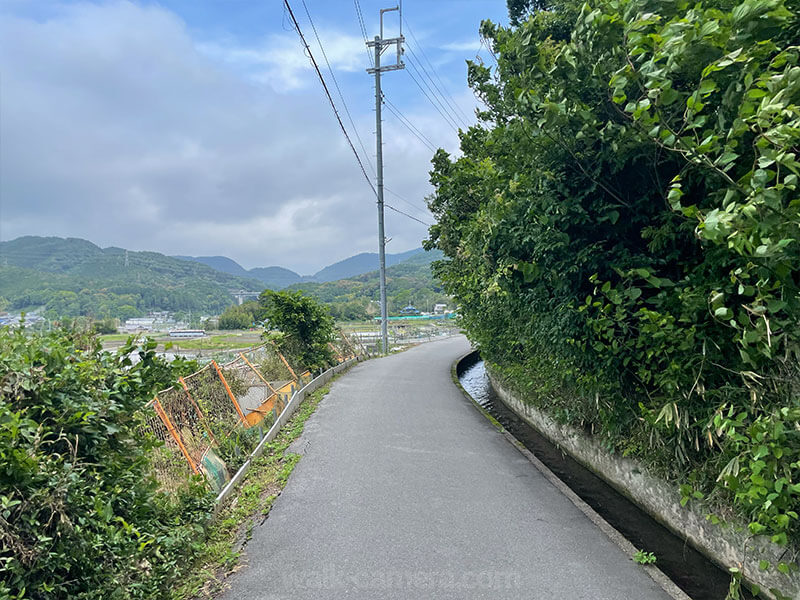 バス停から神峯山の参道を散策
