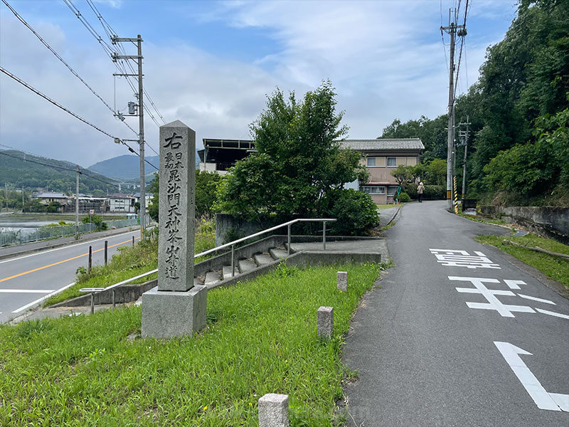 バス停『原立石』近くの神峯山の参道入口