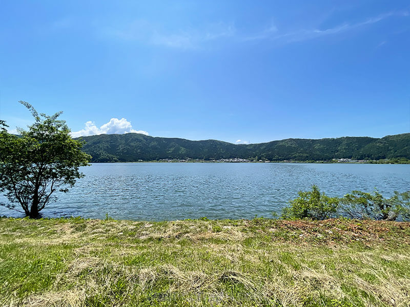 余呉湖散策 尾の呂が浜で休憩