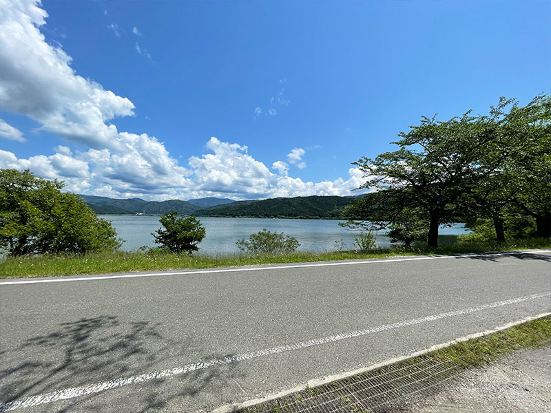 賤ヶ岳古戦場から登山道を下って余呉湖に到着