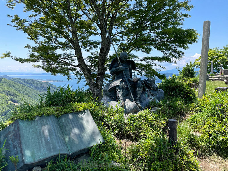賤ヶ岳山頂 武者の像（須川常美作）