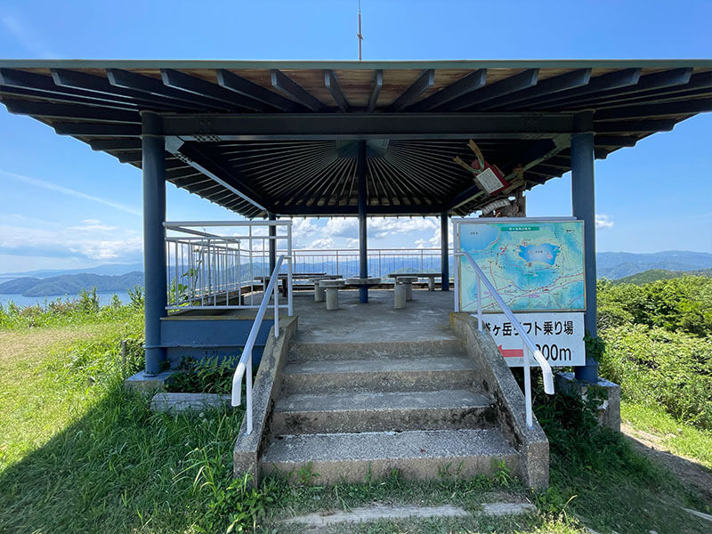 賤ヶ岳山頂展望台 ベンチ