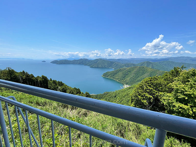 賤ヶ岳山頂展望台から見る竹生島