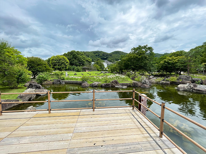 池田城跡公園 やぐら風展望休憩舎から見る日本庭園