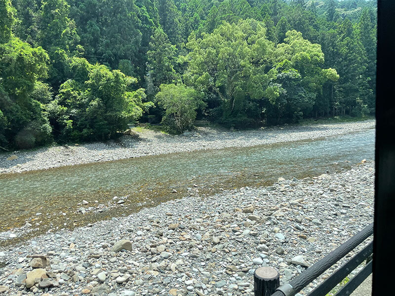 龍神バス『熊野本宮線 紀伊田辺駅行き』の車内から見る和歌山県の景色