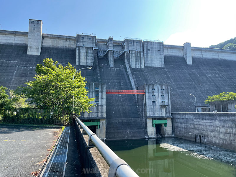 一庫唐松公園から見るダムの建造物や放水口