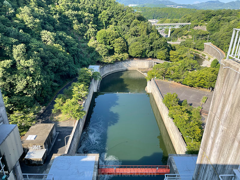 一庫ダムの歩道から見るダムの建造物