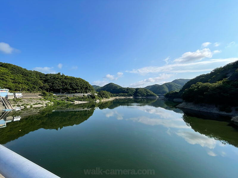 一庫ダムの歩道から見る知明湖