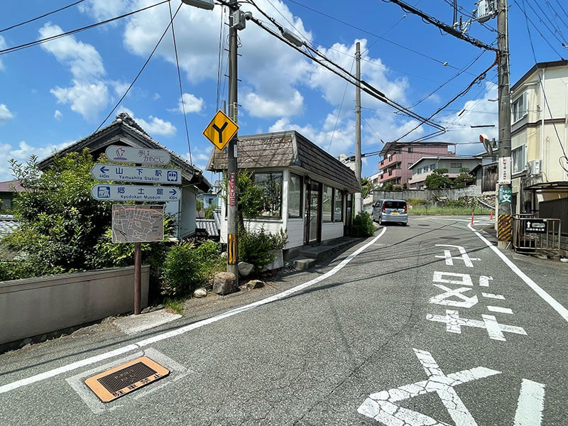 山下駅から川西市郷土館への案内標識