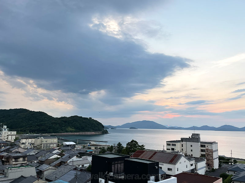 『夕雅と旬彩の宿 せくみ屋』から眺める人魚の浜（マーメイドテラス）の夕日