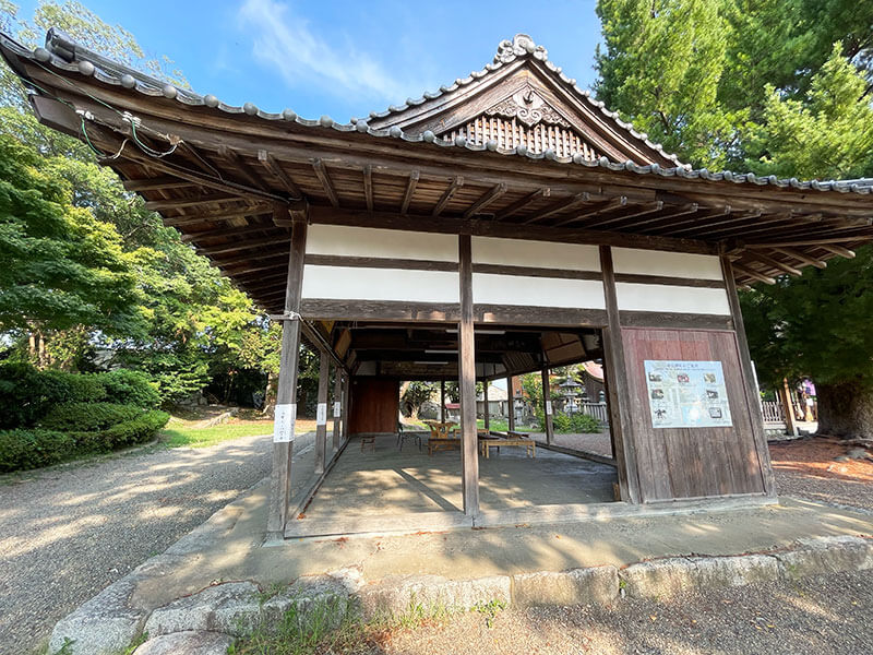小浜神社の境内