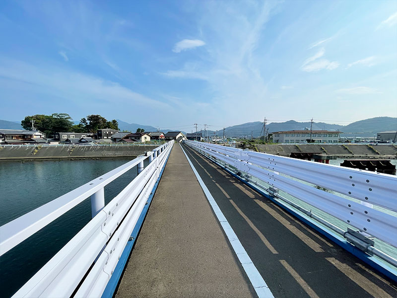 南川の橋を渡って小浜城へ