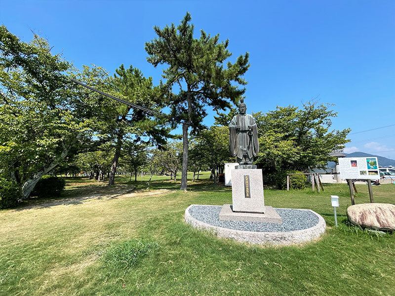高浜城主 逸見昌経の銅像