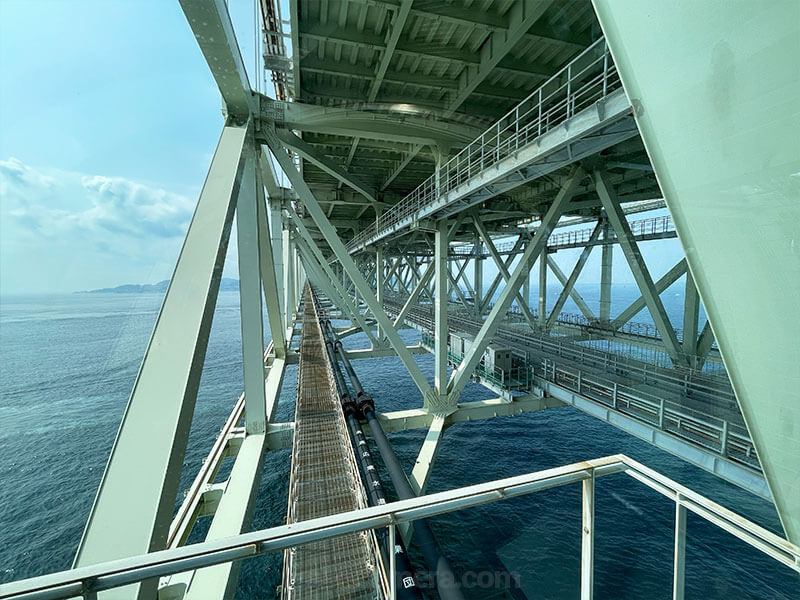 舞子海上プロムナードから見る明石海峡大橋の構造
