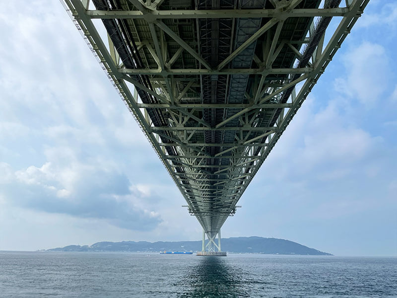 明石海峡大橋の真下を舞子公園から見たときの景色